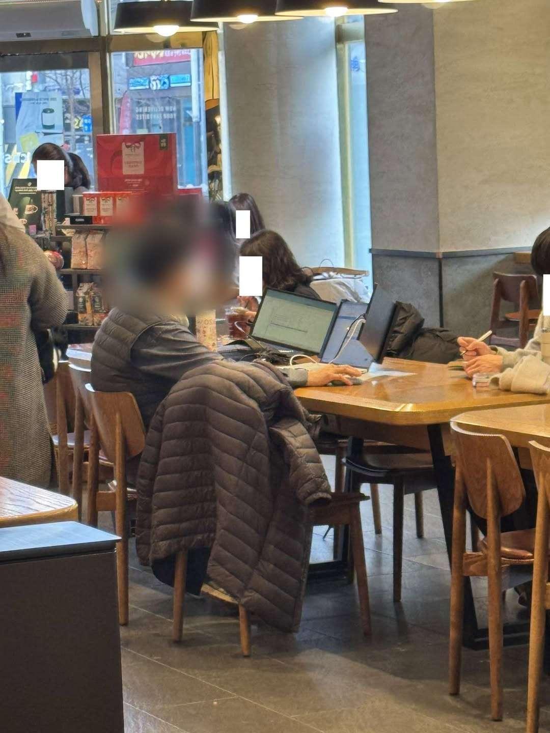 드림 이메일 제보-제보 내용-의 한 스타벅스 빌런 아저씨점심시간에 사람 엄청 많은데매일 저러고 와서혼자 자리 4개 차지하네요직원들도 따로 제재하거나그런 것도 없고..#스 (2).jpg