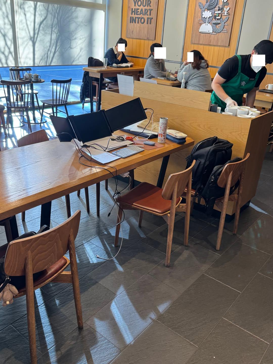 드림 이메일 제보-제보 내용-의 한 스타벅스 빌런 아저씨점심시간에 사람 엄청 많은데매일 저러고 와서혼자 자리 4개 차지하네요직원들도 따로 제재하거나그런 것도 없고..#스 (1).jpg