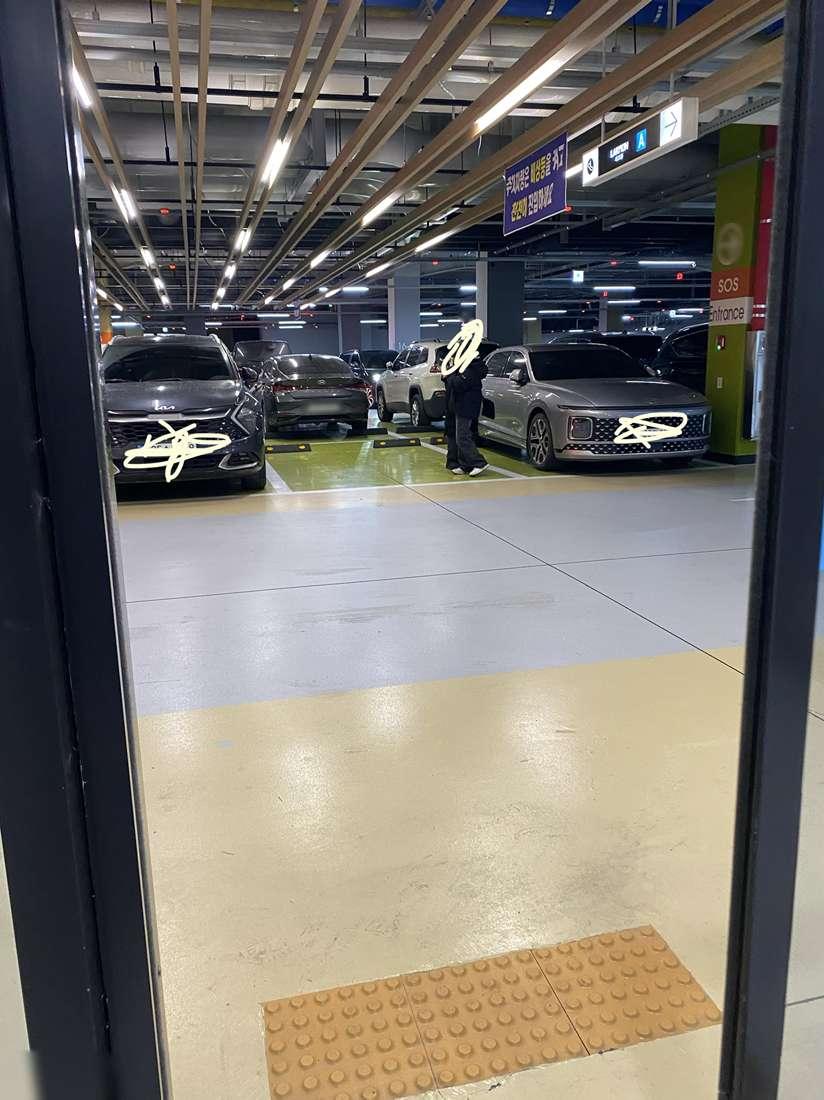 인스타 DM 제보-제보 내용-안녕하세요-동탄 라크몽 인 현 시각주차로 난리인데이 와중에 애들 시켜서주차 자리 맡으라 해 놓은 거 보고연락드립니다.말로만 들었지 처음 보는 (2).jpg