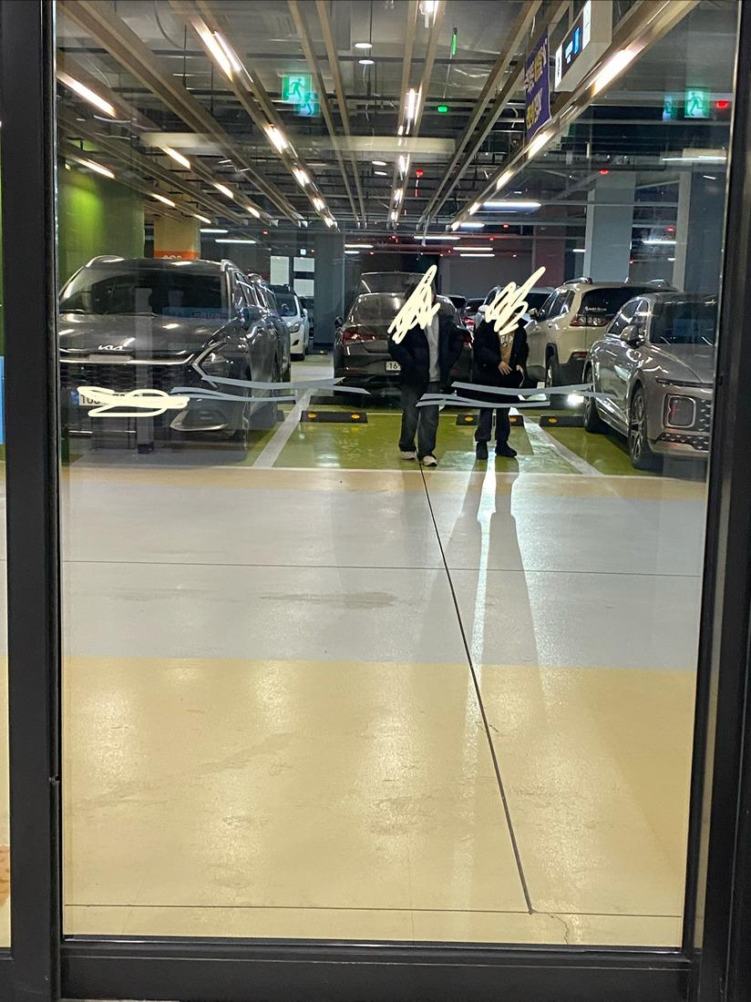 인스타 DM 제보-제보 내용-안녕하세요-동탄 라크몽 인 현 시각주차로 난리인데이 와중에 애들 시켜서주차 자리 맡으라 해 놓은 거 보고연락드립니다.말로만 들었지 처음 보는.jpg