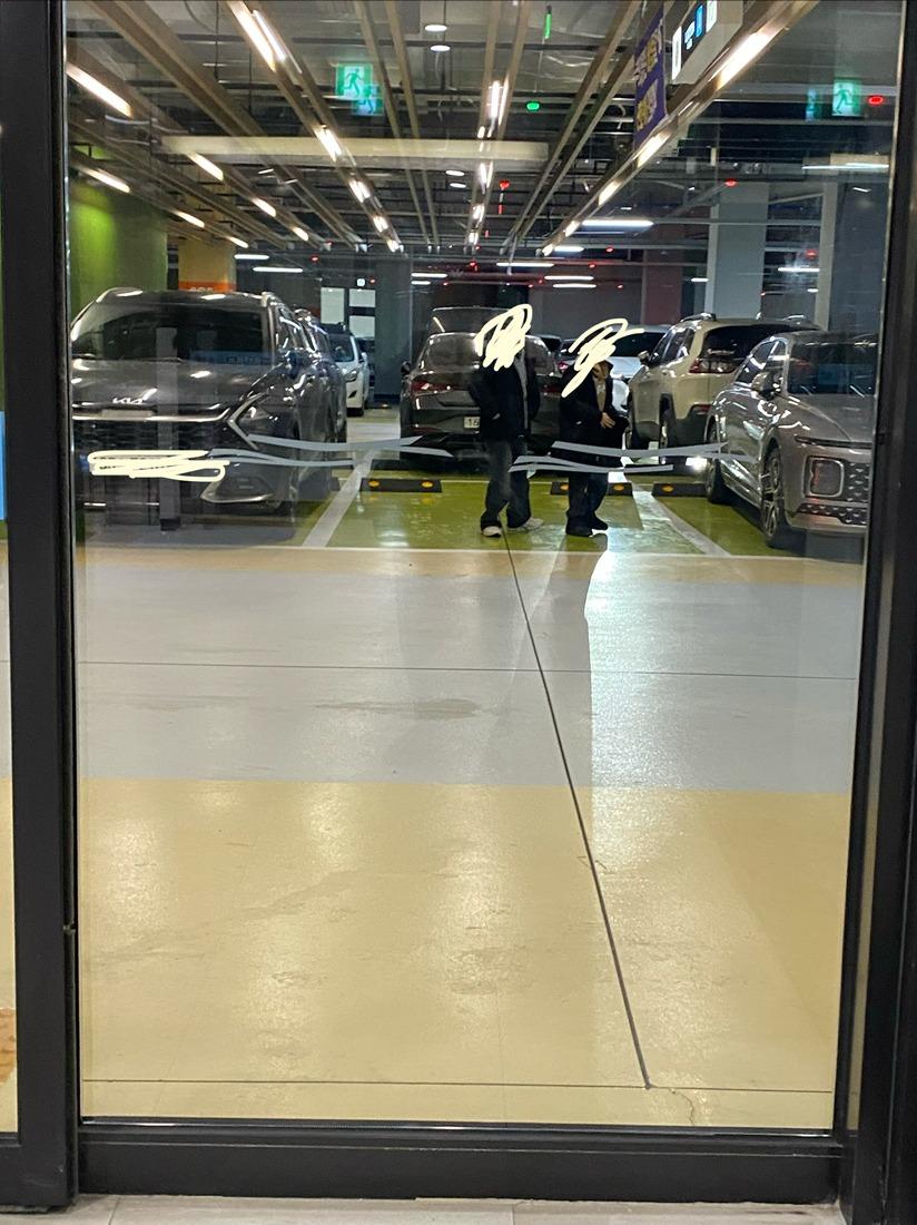 인스타 DM 제보-제보 내용-안녕하세요-동탄 라크몽 인 현 시각주차로 난리인데이 와중에 애들 시켜서주차 자리 맡으라 해 놓은 거 보고연락드립니다.말로만 들었지 처음 보는 (1).jpg