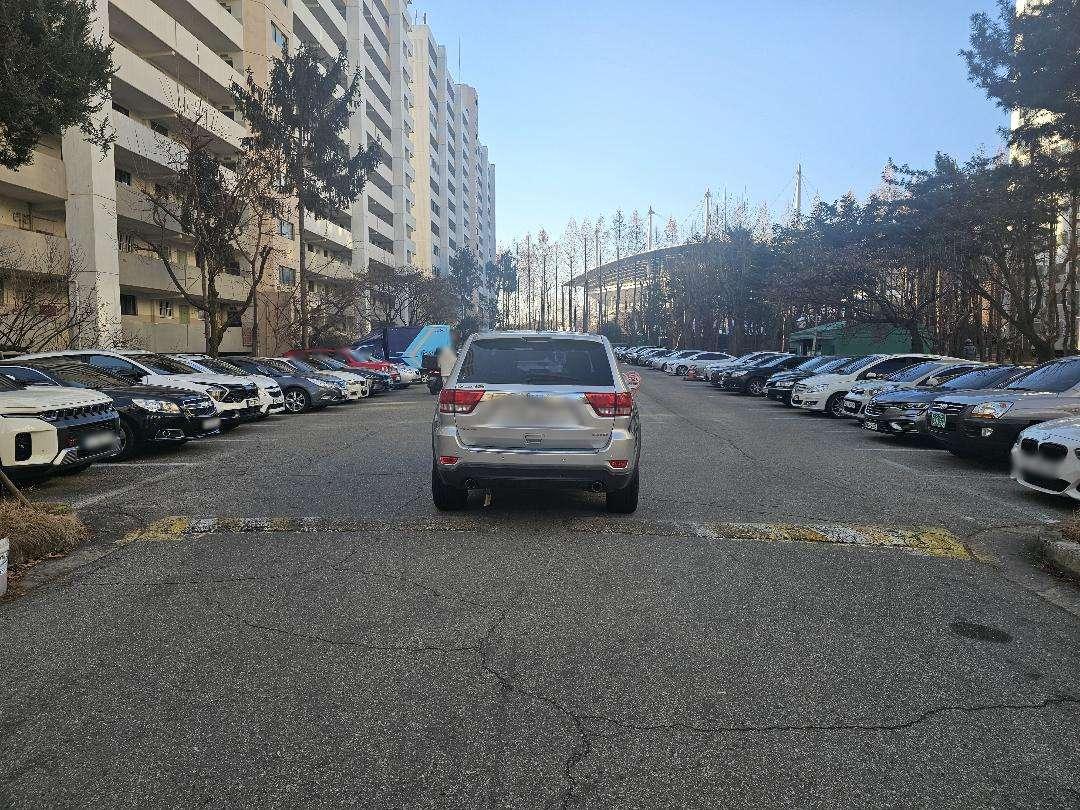 인스타 DM 제보-제보 내용-아니.구축 아파트라 주차 자리가 모자란 상황입니다.그래도 이렇게 말도 안 되게 주차하는 분들은 안 계셨는데...새해가 되자마자...아파트 단지 (1).jpg