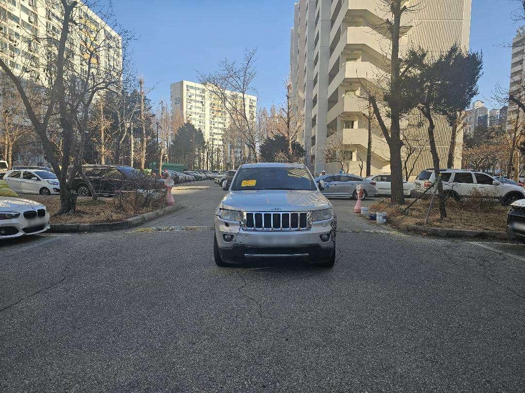 인스타 DM 제보-제보 내용-아니.구축 아파트라 주차 자리가 모자란 상황입니다.그래도 이렇게 말도 안 되게 주차하는 분들은 안 계셨는데...새해가 되자마자...아파트 단지 .jpg