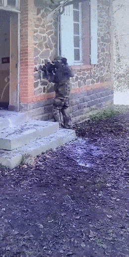 [움짤]뭔가 어리숙한 군인.gif