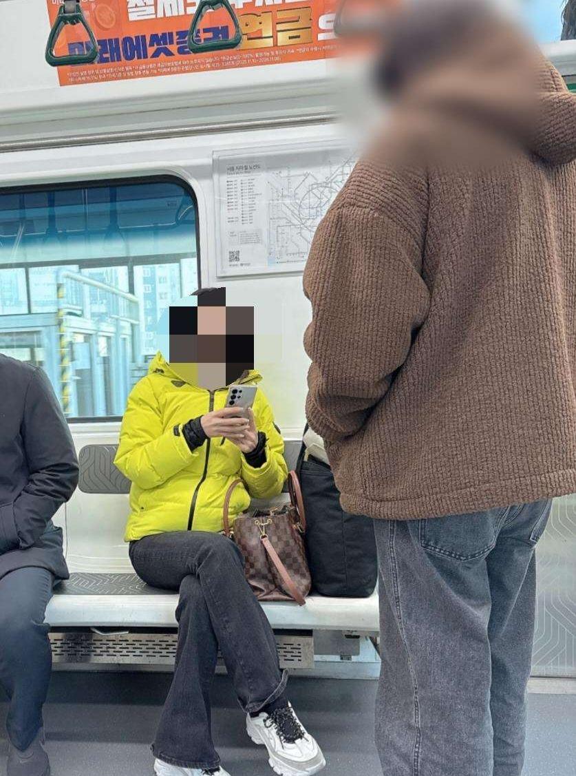 인스타 DM 실시간 제보-제보 내용-2호선 빌런 제보요앞 일행도 아닌데.가방 길막으로 못 앉게 하고폰만 보는 중입니다제보 방법-인스타 DM 또는 이메일(bobaedream@.jpg