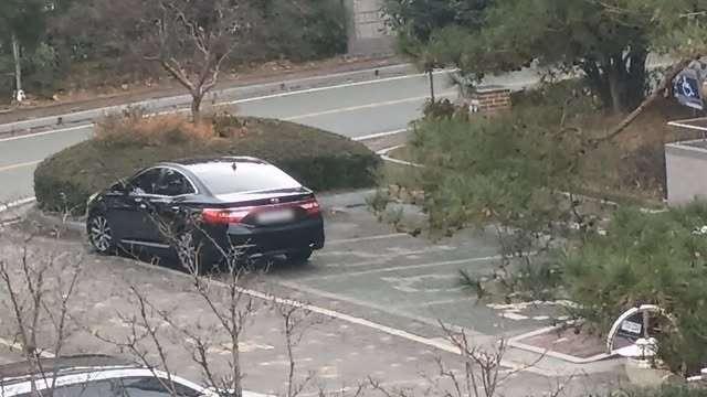인스타 DM 제보-비매너 주차 제보제보 내용-장애인 전용 구역에 불법 주차아침인데도 일반 주차 구역 빈자리 많음에도 불구하고비매너 불법 주차를 하는 차주 제보합니다.제보 방.jpg